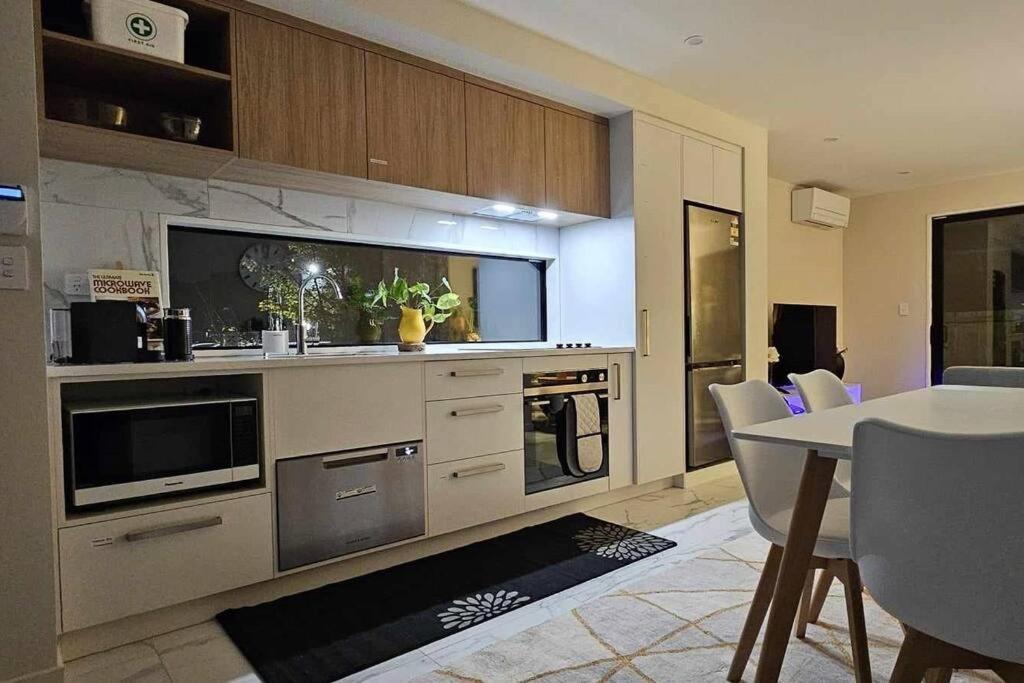2-Bedroom Ensuite, Close To City, Comfortable, Accessible With Own Parking Christchurch Exterior photo